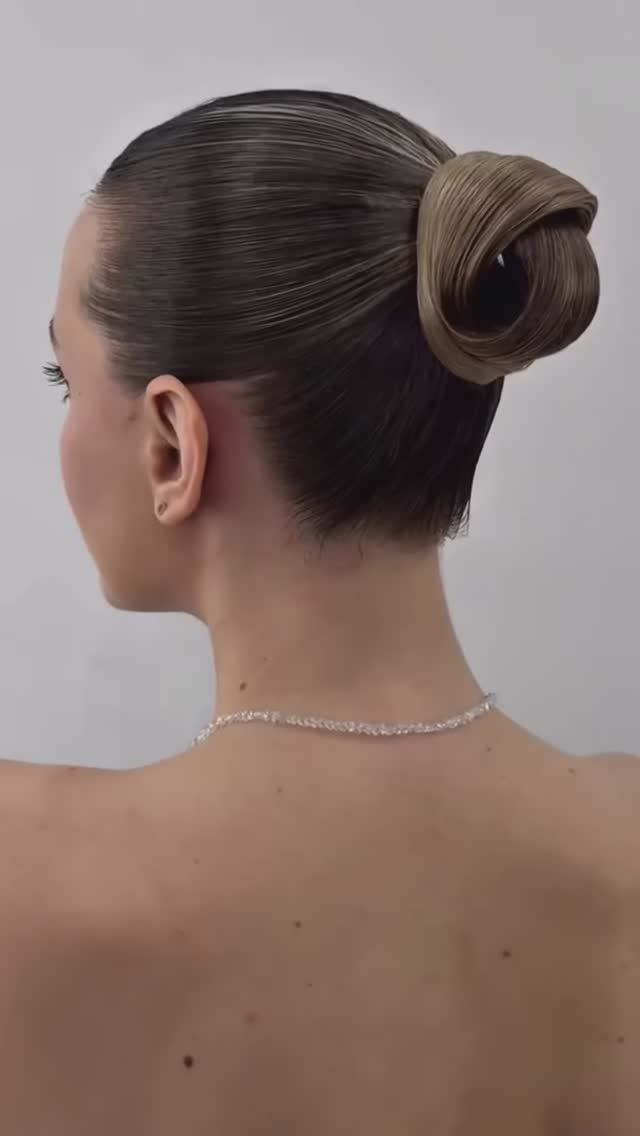 Самый стильный гладкий пучок #прическа #укладка #волосы #пучок