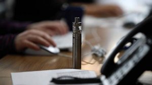 Врач рассказал о вреде курения вейпа для развития мозга у подростков