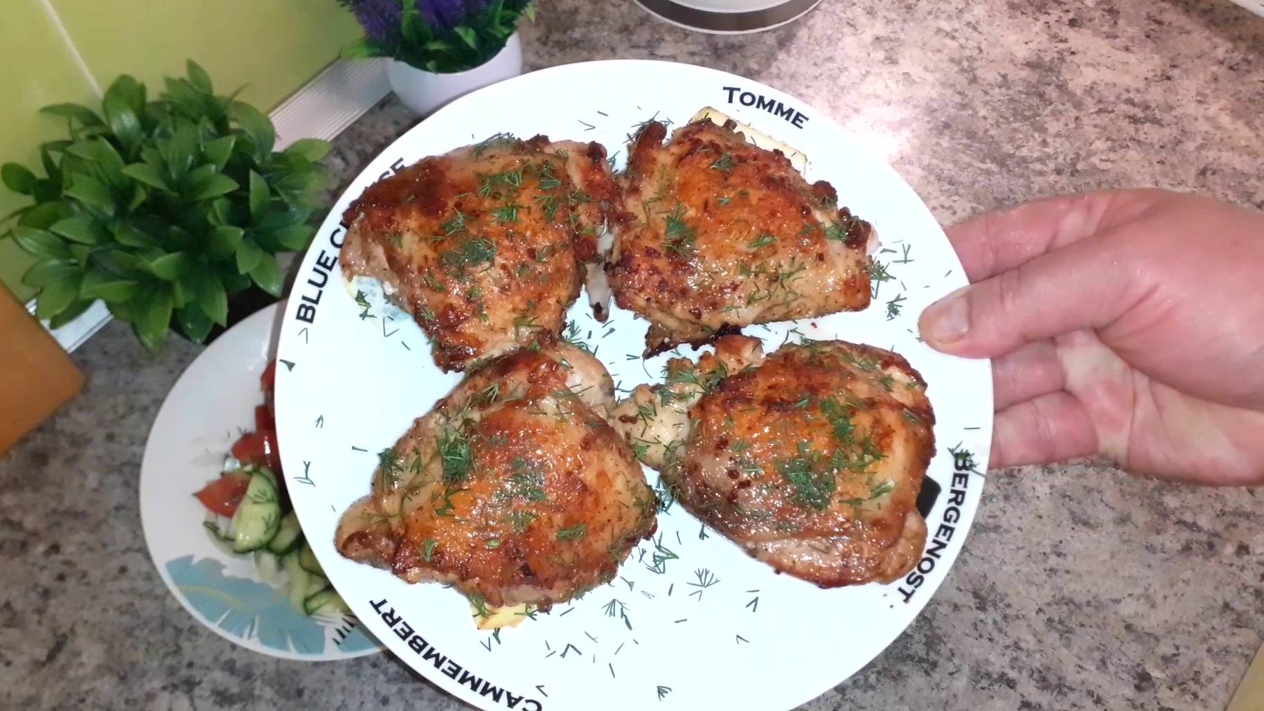 Рецепт сочных куриных бёдер на сковороде. (Салат в придачу) смотреть онлайн