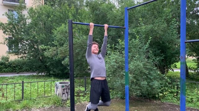 俄罗斯男子在圣彼得堡做引体向上 || 我们一起做这个练习吧！:) смотреть онлайн