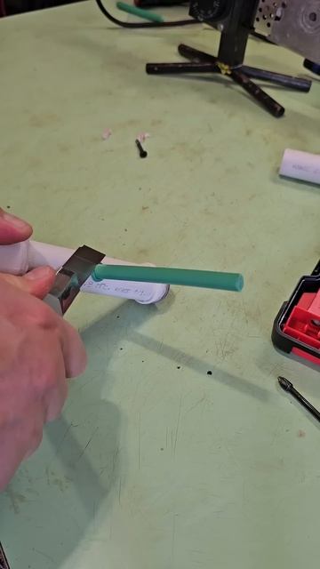 ПРОСВЕРЛИЛ ТРУБУ В СТЕНЕ #сантехника смотреть онлайн