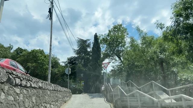 Ялта. По ул.Достоевского вверх от Красноармейской до Сосновой ул. 20.06.2025. Крым. Crimea. Yalta. смотреть онлайн