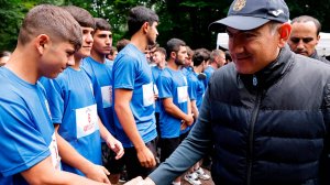 Никол Пашинян наградил участников финального тура соревнований по командному шоссейному бегу