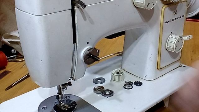 Урок 14. Регулятор натяжения верхней нити Чайка-132М и Чайка-142М. Делаем компенсационную пружинку. смотреть онлайн