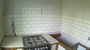 Вешаем кухонные шкафы на стену.