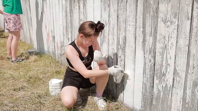 Покрасили хоккейную коробку