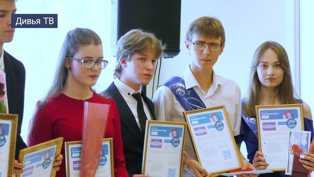 Бал выпускников в Тихвине смотреть онлайн