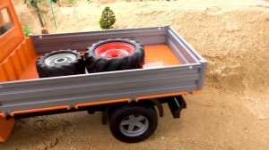 Экскаватор, непослушный грузовик и храбрая игрушечная полицейская машина