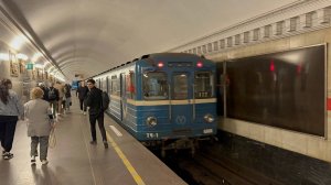 «Смешной пассажир!» Метропоезд Ем-501/Ема-502 №122 на ст.м.Владимирская, июнь 2025 года