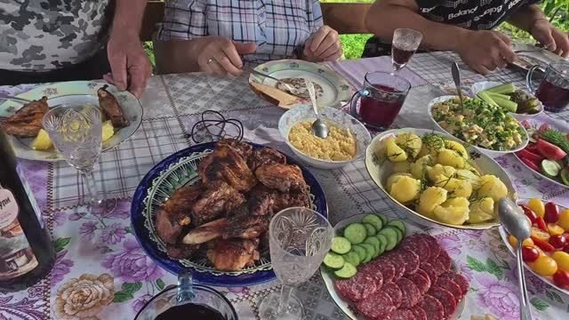 Собрали подарки и поехали к родителям в гости. ЖИЗНЬ ПРОСТЫХ ЛЮДЕЙ В ДЕРЕВНЕ смотреть онлайн