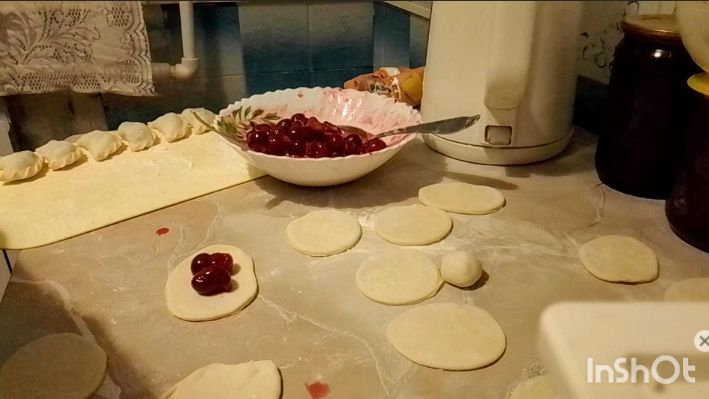 Я на кухне лепим вареники с вишней! 🍒И Болтаем про все! смотреть онлайн