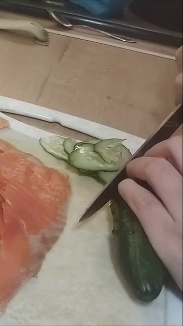 Брускетта с красной рыбой и свежим огурцом смотреть онлайн