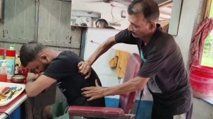 Бенгальский парикмахер на обочине дороги делает потрясающий Массаж Всего за 1 Доллар