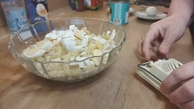 Салат "Беловодье" из куриной грудки с ананасом и сыром смотреть онлайн