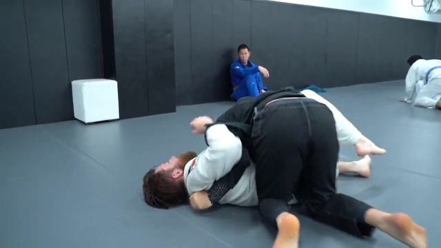 2 - Live Rolling - Around the Legs Passing Gi смотреть онлайн