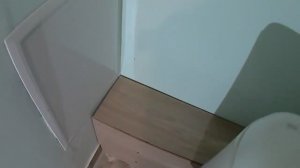 Делаем за унитазом тумбу-полочку из ламината. Закрываем трубы в санузле.