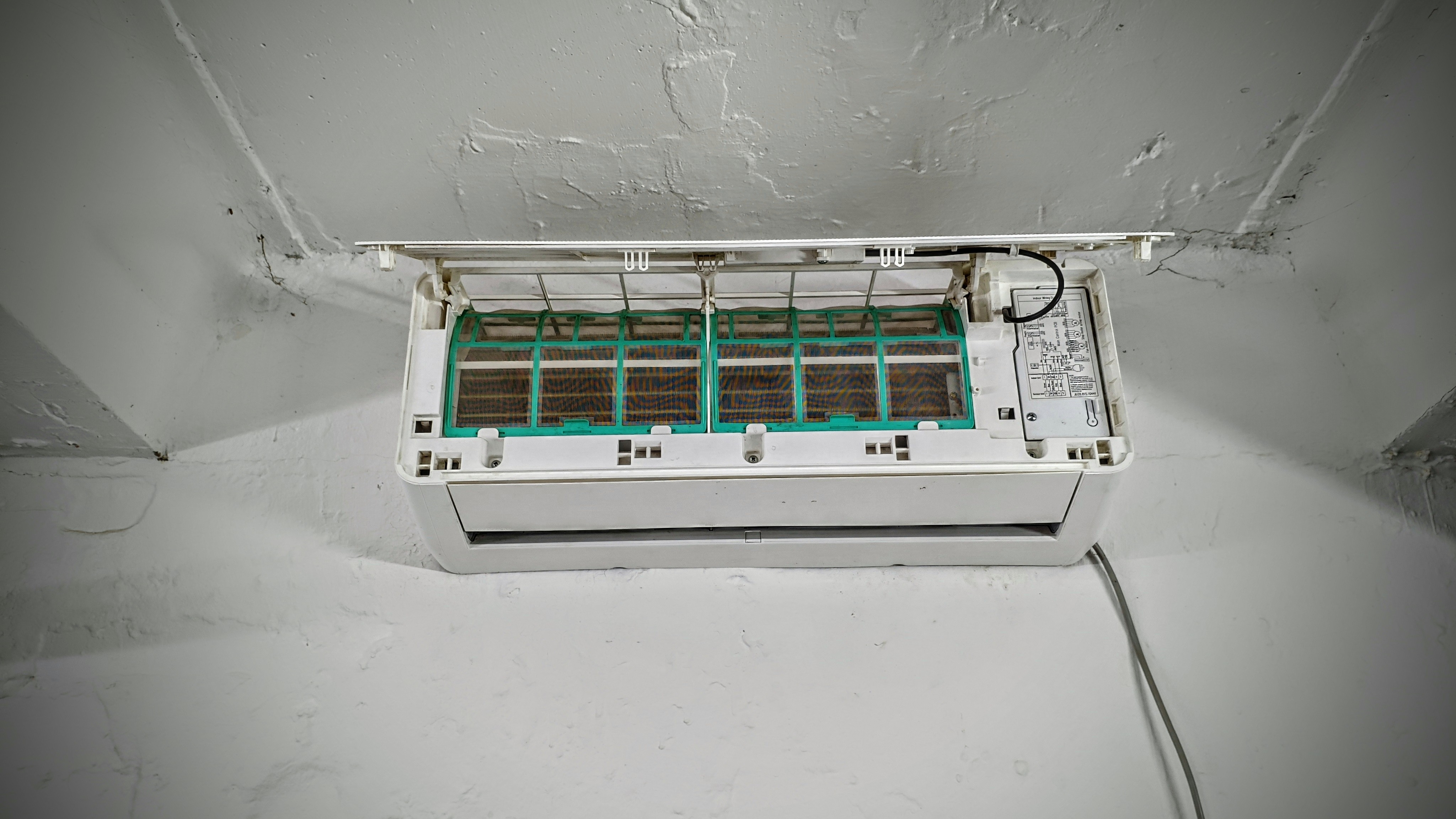 Чистка кондиционера(сплит системы ) своими руками .Устранение течи внутри помещения . смотреть онлайн