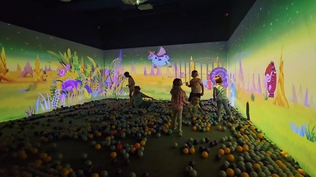 🎪 Alice In The Soyuzmultfilm Park | Алиса в Союзмультфильм парке!