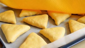 На следующий день они ещё вкуснее. Пирожки как пух в духовке с яблоками. Супер тесто