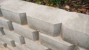 Подпорный бетонный блок завода Поревит. Подпорная стена в жилом комплексе Ритмы, Тюмень