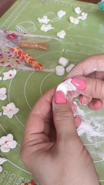 Цветы из маршмэллоу. #цветы #кулич #пасхальныеподелки #цветыизмаршмэллоу