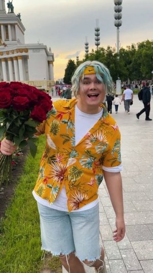 Я сорвал цветы и подарил прохожим девушкам 💖