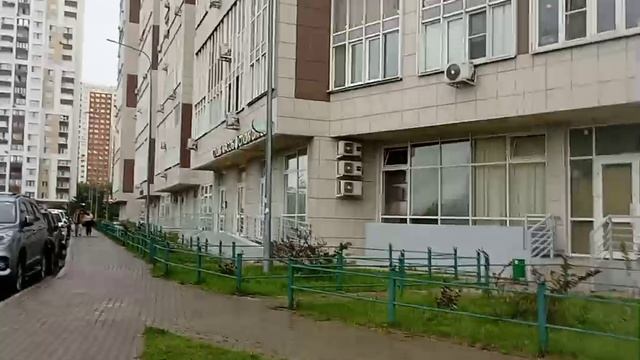 Быстрая прогулка, когда дождь начинает усиливаться. трава зеленее, разговоры приятнее