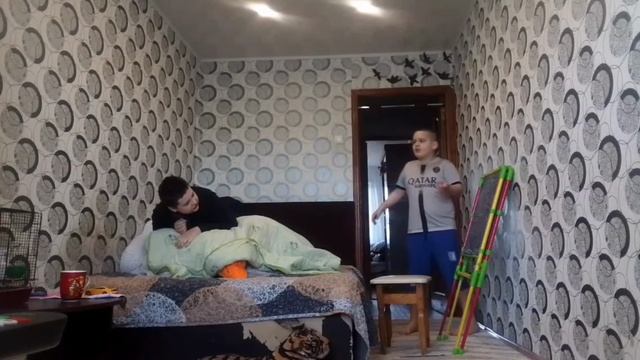 Всё что вы хотели сидите поболтать семья в доме 2 серия (лазерные указки и учат умножение) 🤗🤗🤗 смотреть онлайн