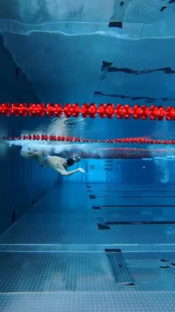 Поворот «сальто» под водой🏊🏼♂️ Умеете так? смотреть онлайн