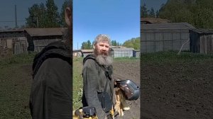 Брат Николай Кузьмин  косит траву в огороде  21 05 2025