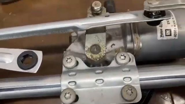 Opel Corsa D 1.4 Дворник бьёт о стойку