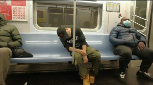 Метро в Нью Йорке в 2 ночи. Вагоны превращаются в отель. США