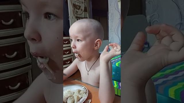 Максим кушает пельмени. смотреть онлайн