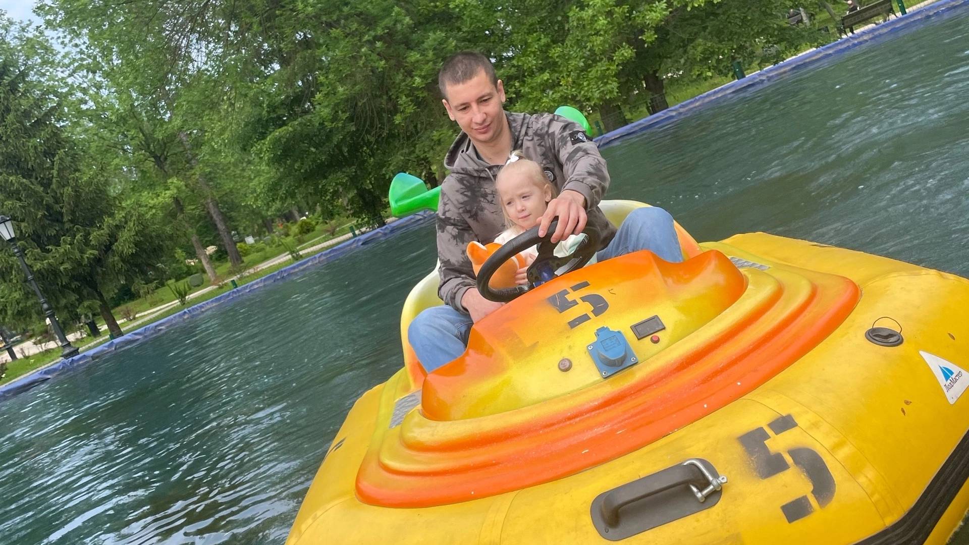 Милана с жирафой)