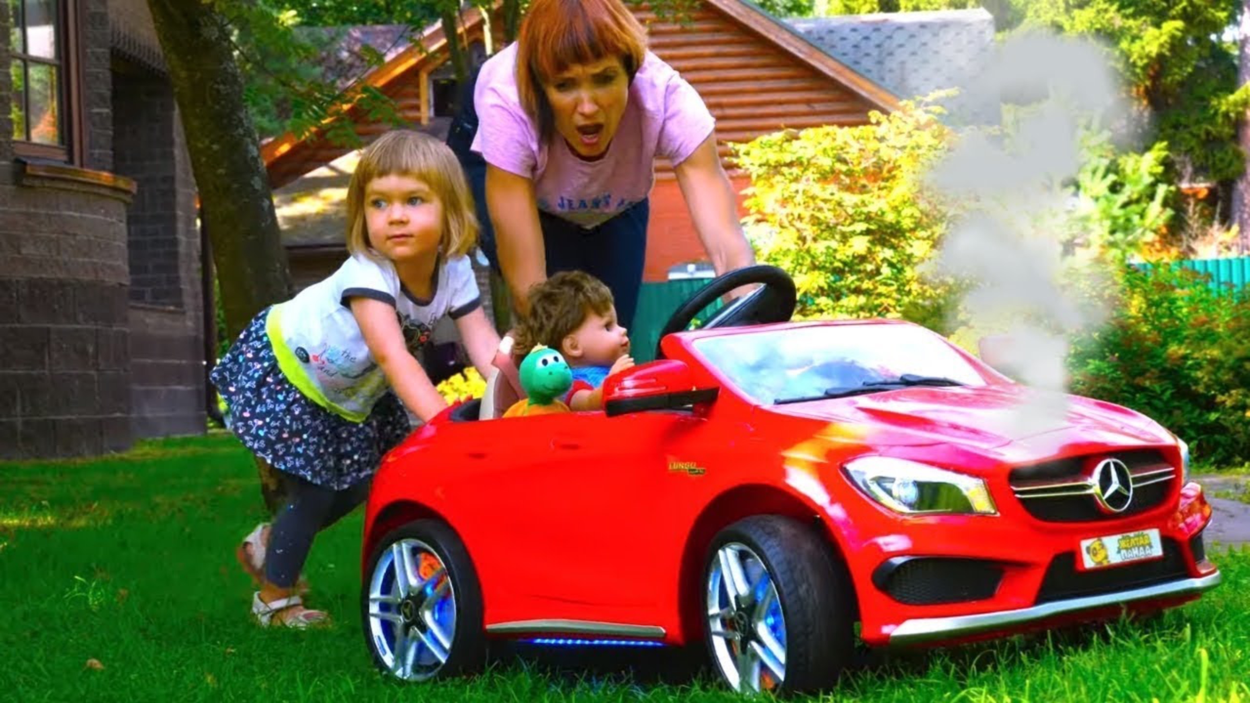 Бьянка, Маша Капуки и Адриан играют в машинки с Беби Бон - Привет, Бьянка! смотреть онлайн