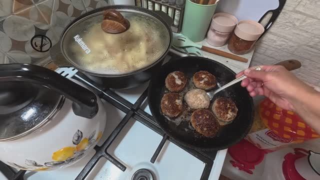 Как один день, ЖИЗНЬ ПРОСТЫХ ЛЮДЕЙ В ДЕРЕВНЕ. Забыла за обязанности, ЗАВТРАК смотреть онлайн