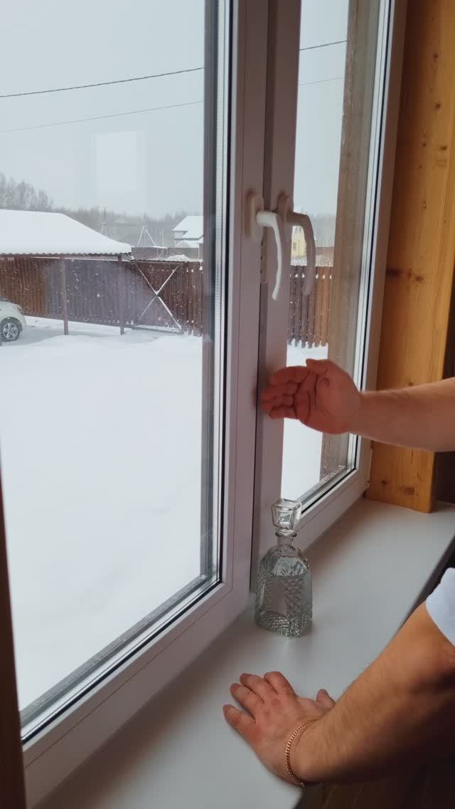 Зимой дует из окна