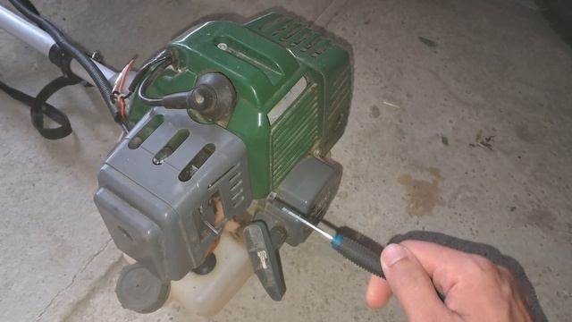 Заливает свечу зажигания на триммере - свеча мокрая в бензине, настраиваем количество топлива