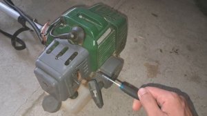 Заливает свечу зажигания на триммере - свеча мокрая в бензине, настраиваем количество топлива