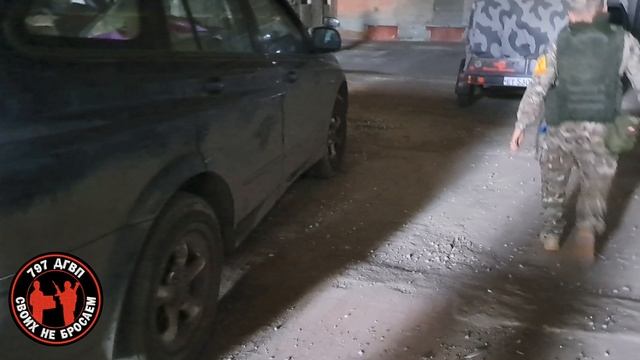 Вражеские дроны загнали нас в ангар, где мы начали производить разгрузку гуманитарки 797 ДГВП #сво смотреть онлайн