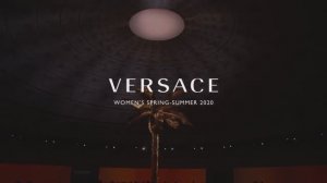 Показ женской коллекции Versace весна-лето 2020