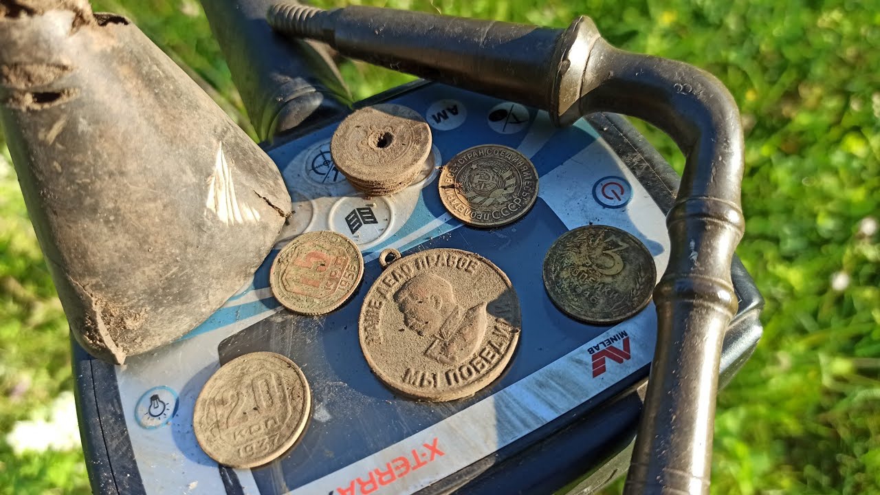 Поиск монет с металлоискателем. Коп монет на старой деревне. Находки с металлоискателем. смотреть онлайн