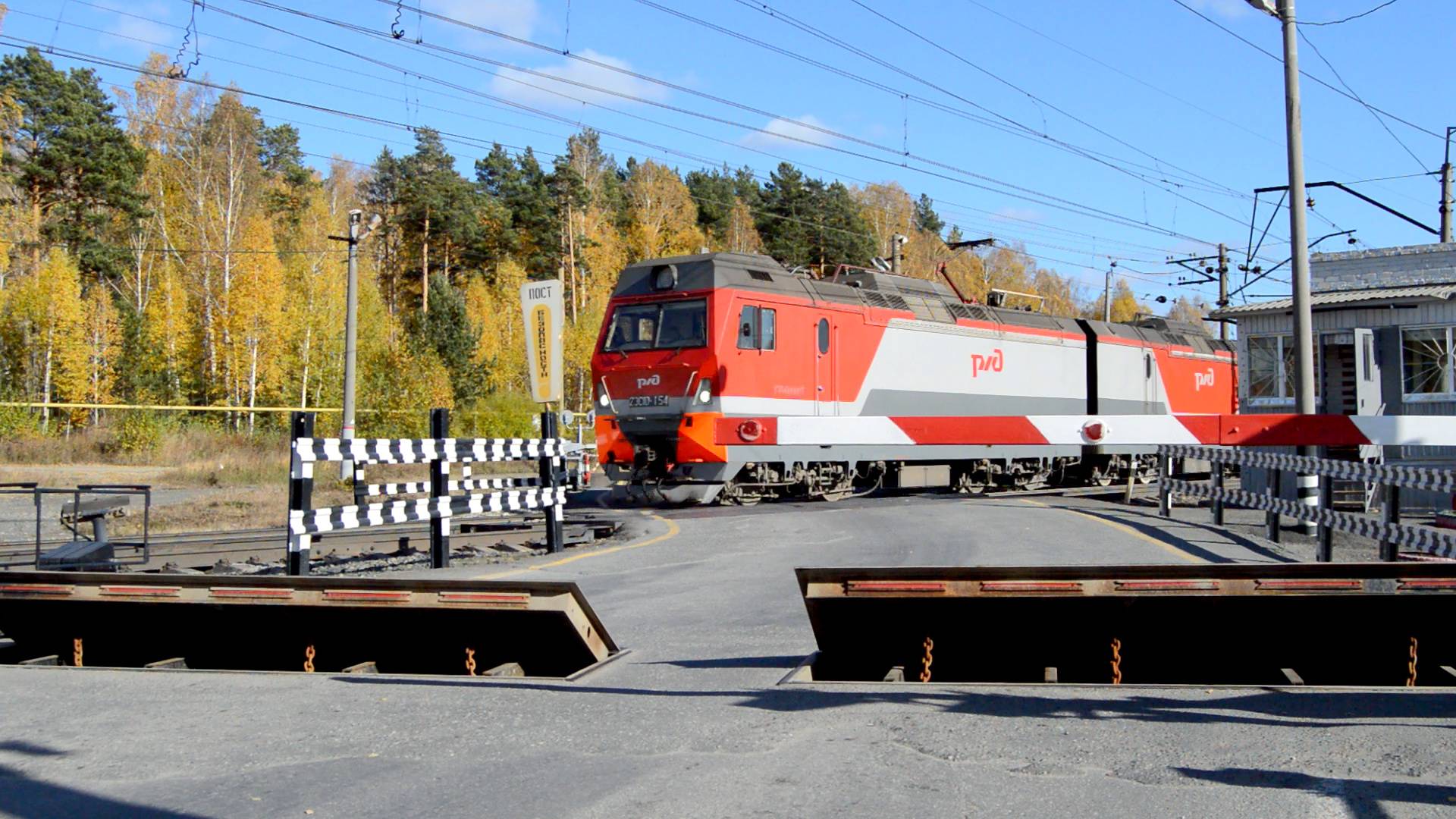 2ЭС10-154 с грузовым поездом следует через переезд у станции Хрустальная