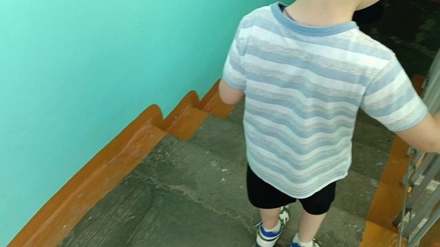 На лестничной клетке не забываем про цветы 🌷 смотреть онлайн