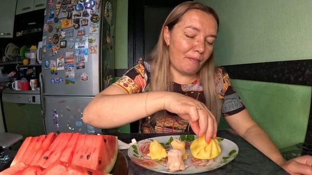 Хинкали, арбуз. Мукбанг. У нас бушует циклон Корнелиус смотреть онлайн