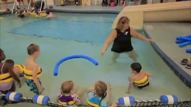 HOW TO SWIM Детей учат плаванию смотреть онлайн