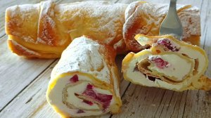 Рецепт рулета с творожным кремом и ягодами, это "Фантазия".