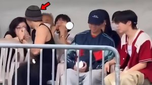 Это был трогательный момент: Тэхен обнимает матерей всех участников BTS на концерте Джина