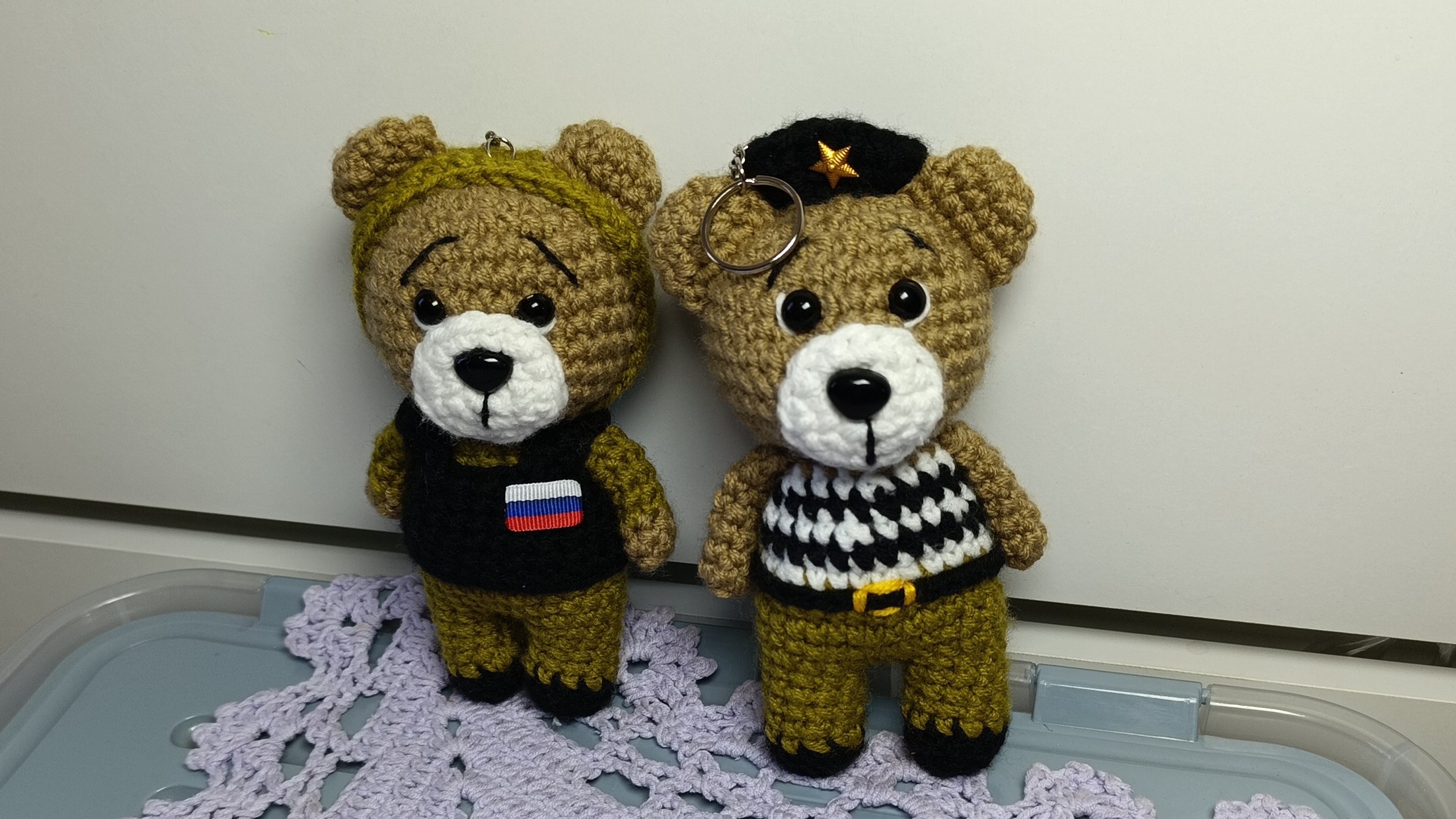Медвежата в военной форме на подвеску. Мастер-класс по вязанию крючком на канале смотреть онлайн