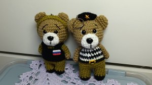 Медвежата в военной форме на подвеску. Мастер-класс по вязанию крючком на канале
